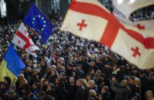 Sakartvele į protesto demonstracijas rinkosi tūkstančiai žmonių