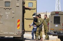Izraelio kariuomenė teigia, kad dėl įtariamo smurto prieš sulaikytąjį sulaikyti 9 kariai