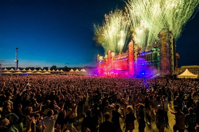 Festivalis „Summerburst“ stulbins žvaigždžių sąrašu ir grandiozine scena 