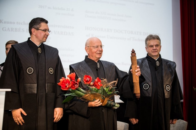 Klausas Schwabas (viduryje)