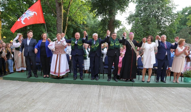 Pasirinkimas: po garbės ženklų įteikimo ceremonijos V.Makūnas, V.Adamkus, V.Pacevičius (šeštas iš kairės), Kauno arkivyskupas Lionginas Virbalas ir kiti himną giedojo Vilkijoje.