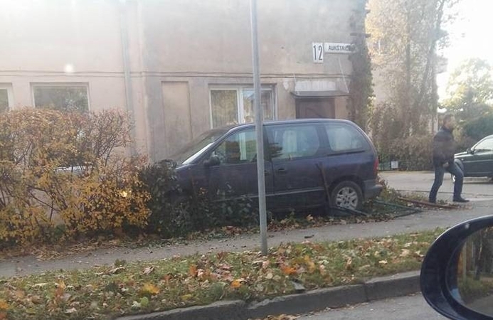 Po avarijos automobilis trenkėsi į namą
