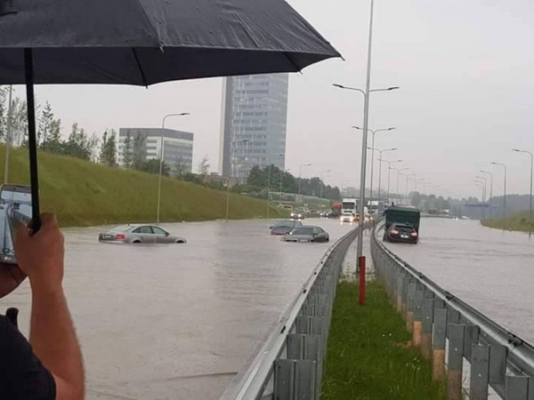 Paskendęs sostinės vakarinis aplinkkelis
