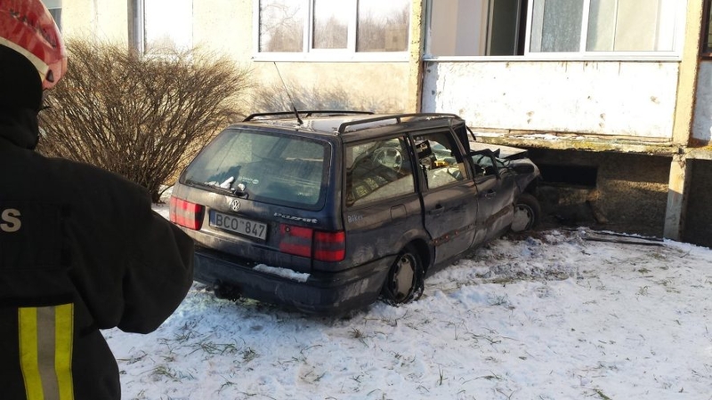 Kaune automobilis atsitrenkė į troleibusą, tada rėžėsi į daugiabučio sieną