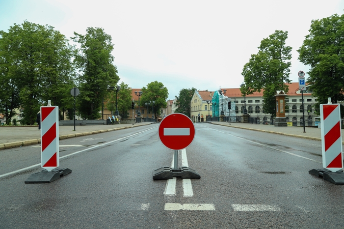 Klausimas: pradėjus Biržos tilto remontą, taip ir neaišku, ar ne darbo valandomis galima juo važiuoti lengviesiems automobiliams.