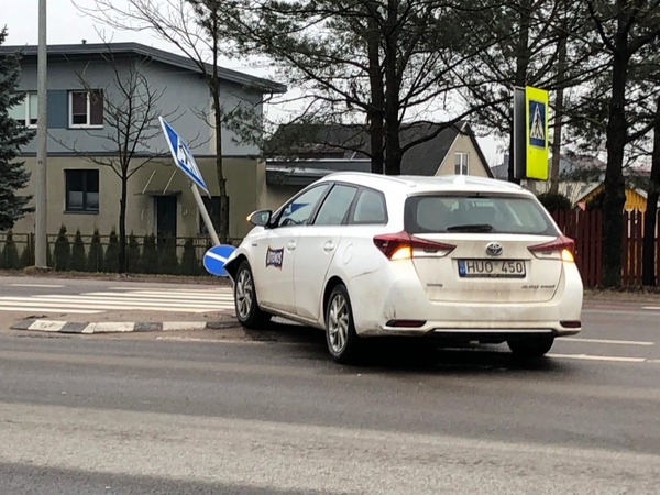 Garliavoje "Toyota" taranavo kelio ženklą