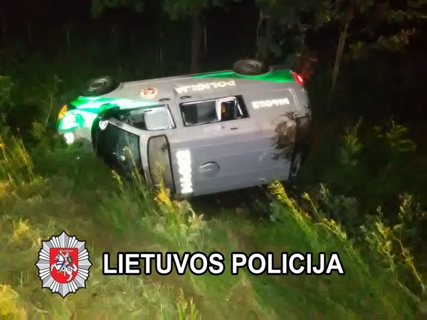Bėglių persekiojimas pareigūnams baigėsi liūdnai – apvirto automobilis