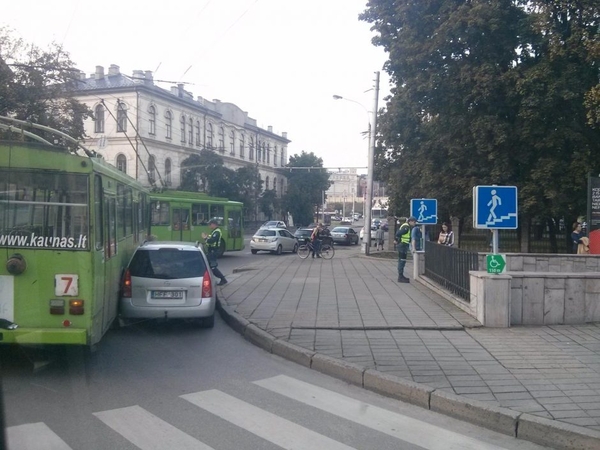 Birštono gatvėje neišsiteko troleibusas ir lengvasis automobilis
