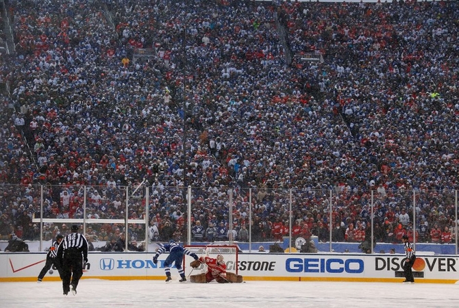 NHL pirmenybių rungtynes Mičigano stadione stebėjo daugiau nei 105 tūkst. žiūrovų