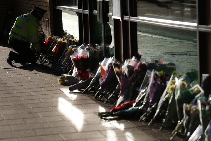 Škotija gedi žmonių, žuvusių ant baro stogo nukritus sraigtasparniui