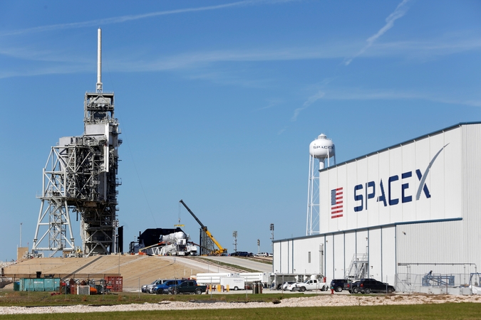 „SpaceX“ atidėjo raketos startą dėl variklio sutrikimo