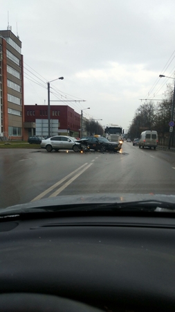 Trečiadienis Kaune prasidėjo virtine avarijų