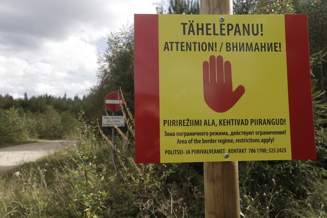 Estija tvers tvirtą spygliuotos vielos tvorą pasienyje su Rusija