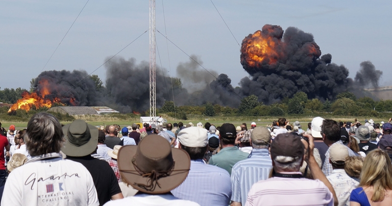 Britanijoje per aviacijos šventę nukrito naikintuvas: žuvo septyni žmonės