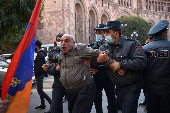 Armėnijoje tęsiasi protestai prieš paliaubas su Azerbaidžanu