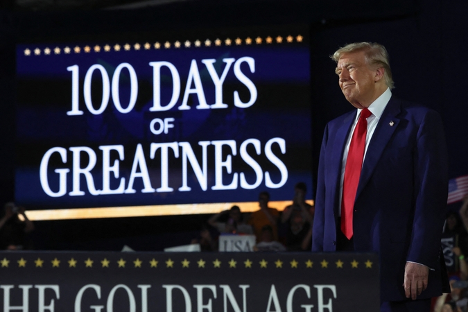 Trumpas atšventė 100 prezidentavimo dienų rinkimų kampanijos stiliaus mitingu