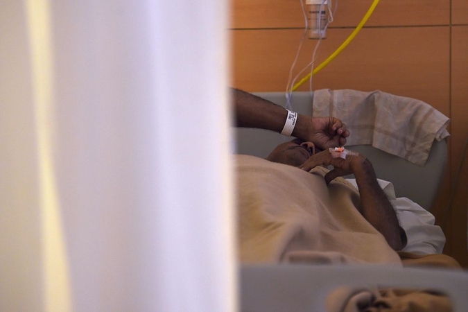 Indijoje nuo nežinomos ligos mirė žmogus, dar 300 hospitalizuota