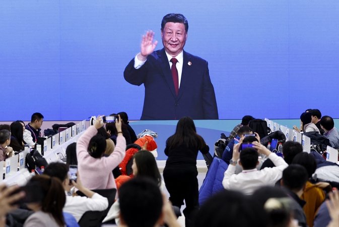 Xi Jinpingas susitiko su Kinijos verslo lyderiais, ragina gaivinti ekonomiką