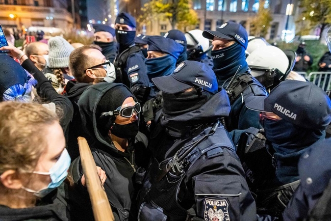 Lenkijoje abortų draudimo priešininkai susirėmė su policija