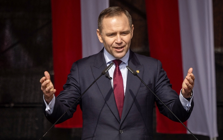 Lenkijos dešiniųjų kandidatą į prezidentus užklupo skandalas dėl buto