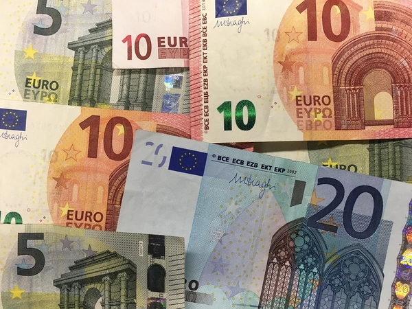 Traukinio keleivė rado krepšį su penkiolika tūkstančių eurų