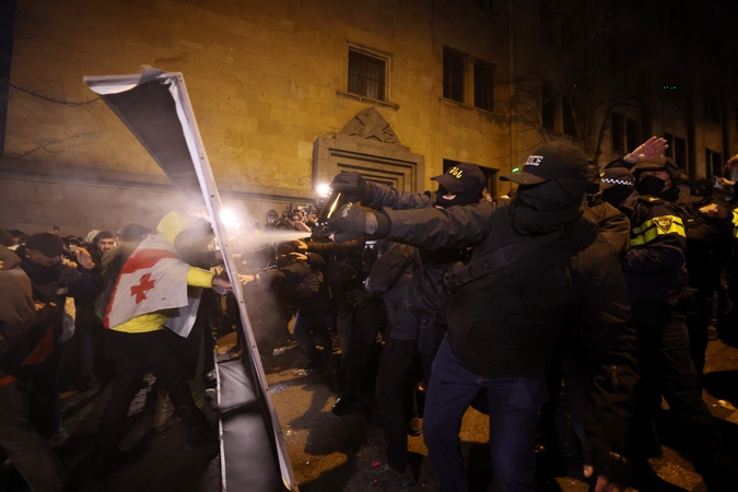 Tbilisyje protestuotojai susirėmė su policija