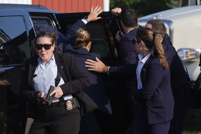 JAV dešinieji nusitaikė į D. Trumpą saugojusias Slaptosios tarnybos agentes moteris