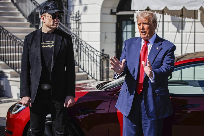 Trumpas skuba į pagalbą Muskui – Baltuosiuose Rūmuose reklamavo „Teslą“