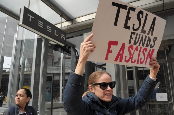 „Tesla“ pardavimai Europoje sunyko perpus