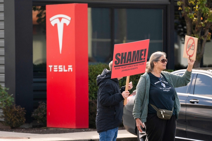 „Tesla“ pranešėja laimėjo teisinę kovą prieš Muską