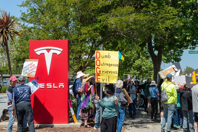 „Tesla“ pirmojo metų ketvirčio pelnas krito 71 procentu