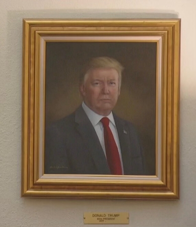Trumpas piktinasi savo portretu: tyčia taip iškraipytas