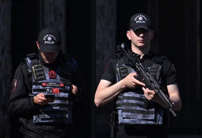 Turkijoje suimti 65 kariškiai ir policijos pareigūnai