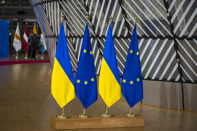 ES siekia padidinti ginklų tiekimą Ukrainai