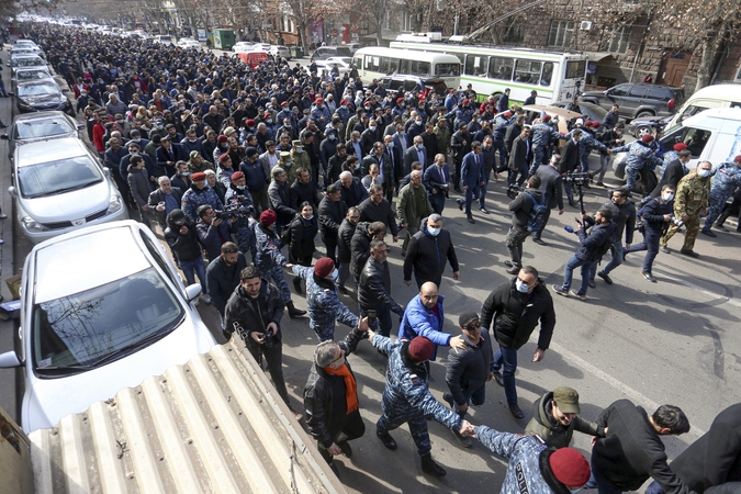 Armėnijos premjeras su šalininkais dalyvauja eitynėse sostinės gatvėmis