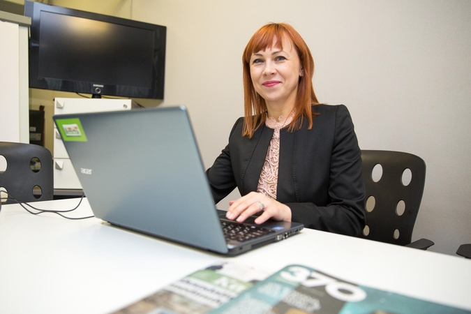 Ministrė: nenormalu, kai tėvai prie mokyklos turi budėti per naktį (interviu)