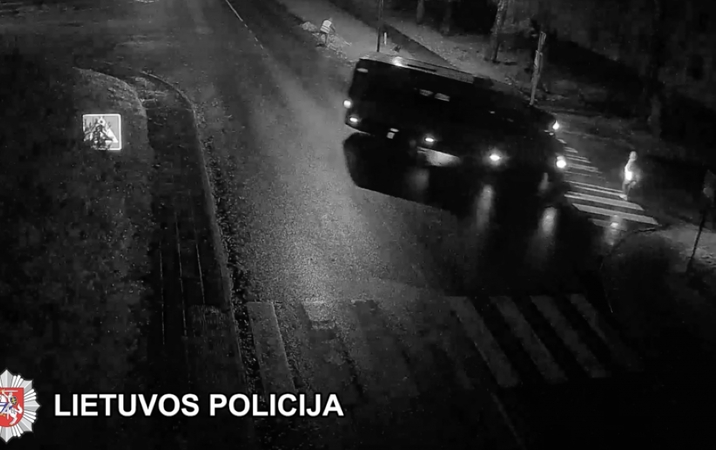 Paviešino vaizdo įrašą, kaip pėsčiųjų perėjoje mikroautobusas partrenkė paauglę