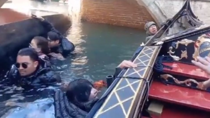 Kuriozas Venecijoje: turistai iškrito iš gondolos, nes darėsi asmenukes