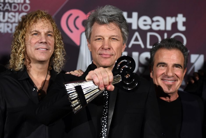 1962 — gimė grupės „Bon Jovi“ muzikantas David Bryan (Deividas Brajenas).