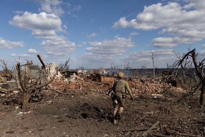Ukraina sako per naktį numušusi virtinę okupantų dronų ir raketų