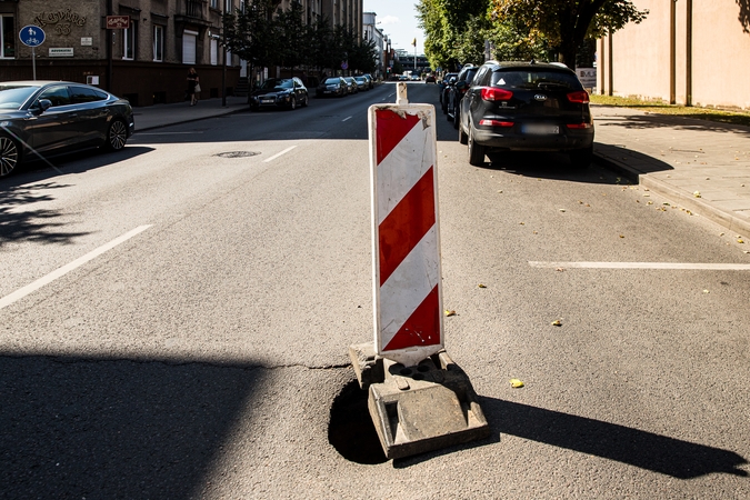 Kritika: kauniečiai piktinasi, kad daugiau nei mėnesį atsivėrusi duobė trikdo eismą.