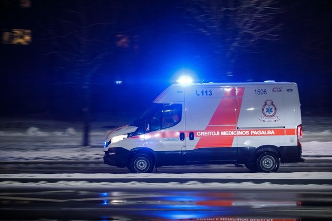Bendrovės patalpose kritusi metalinė konstrukcija sužalojo vyrą