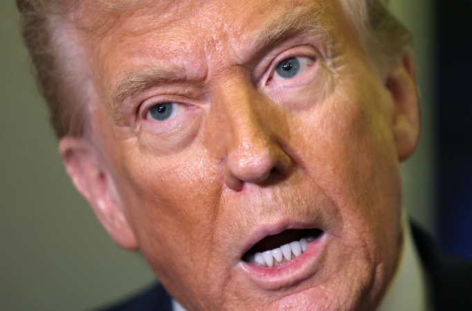 Trumpas sako tikriausiai persvarstysiąs sprendimą didinti muitus Kanadai (atnaujinta)