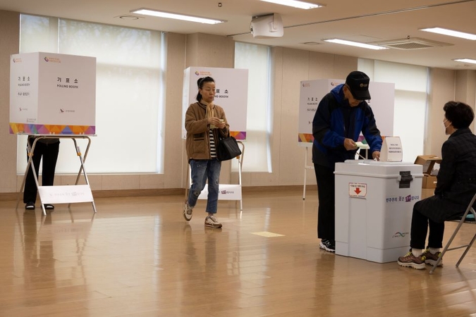 Pietų Korėjoje renkamas naujas parlamentas, aiškaus lyderio nėra