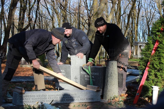 Pabaigtuvės: vakar tarp dviejų akmeninių stulpų šalia obelisko „Už laisvę žuvusiems“ pastatytas paminklas, skirtas J. Polovinskui-Budriui ir R. Kašubaitei-Budrienei, kuris bus atidengtas kitų metų sausį.