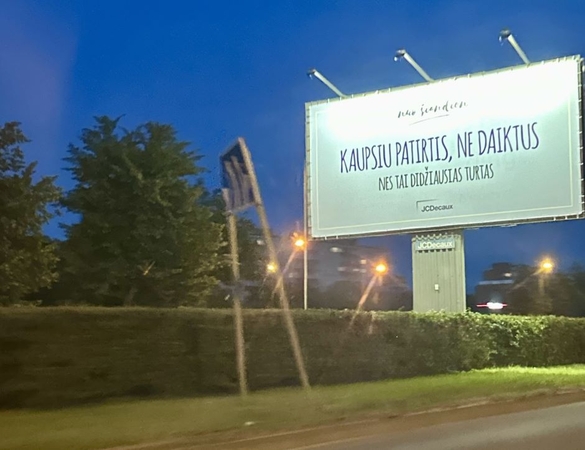 Rūpesčiai: naktį kažkieno suniokotas kelio ženklas mieste – ne retenybė. Juos suremontuoja ir atstato Klaipėdos savivaldybė.