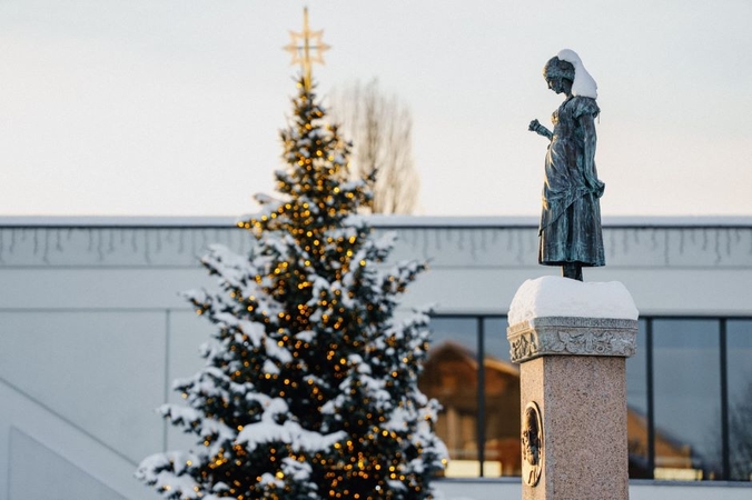 Pasirinkimas: gyventojų dovanota eglutė kasmet papuošia Teatro aikštę.