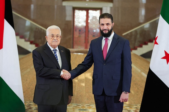 Mahmudas Abbasas (kairėje) ir Ahmedas al-Sharaa.
