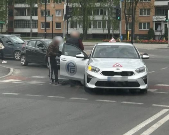 Į mokomąjį automobilį atsitrenkė paspirtukininkas: kas kaltas?