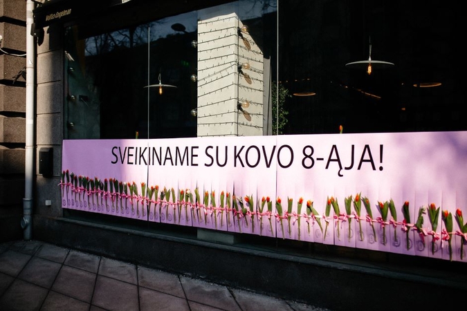 Kovo 8-osios dienos proga Laisvės alėjoje nusidriekė 15 metrų ilgio sveikinimas moterims